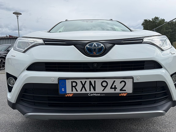 Toyota RAV4 2 of 14