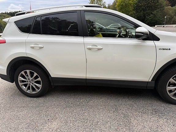 Toyota RAV4 5 of 14