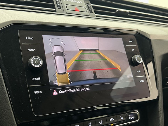 Volkswagen Passat 19 of 30