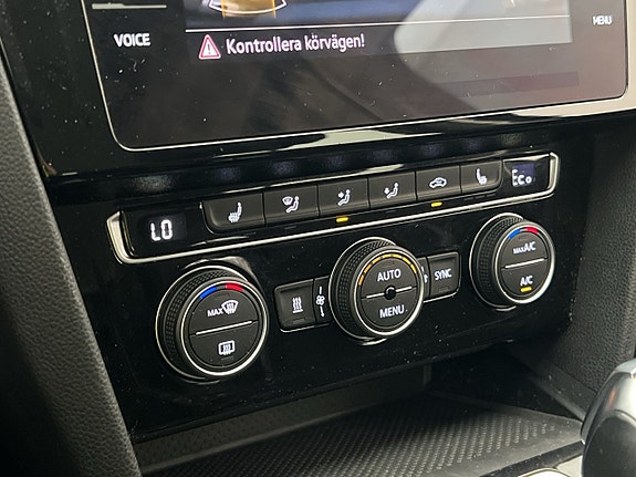 Volkswagen Passat 25 of 30