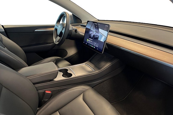 Tesla Model Y 24 of 30