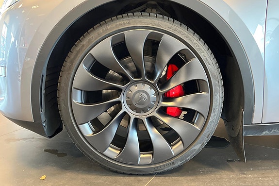 Tesla Model Y 10 of 30