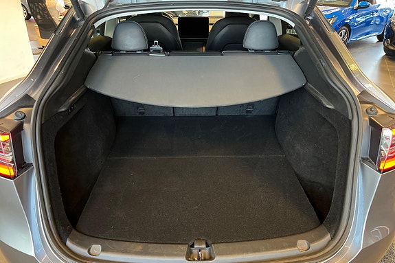 Tesla Model Y 27 of 30