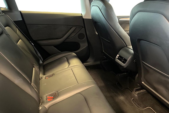 Tesla Model Y 25 of 30