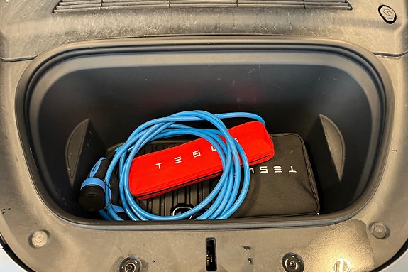 Tesla Model Y 28 of 30