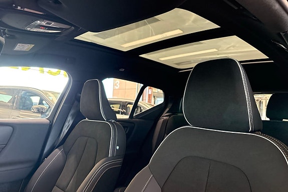 Volvo EX40 18 of 30