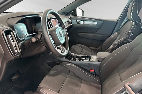 Volvo EX40 7 of 30