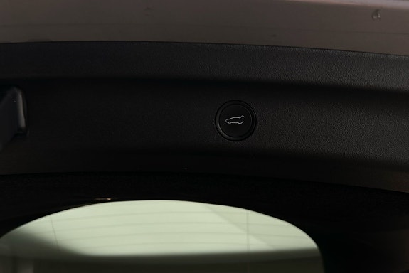 Tesla Model Y 14 of 26