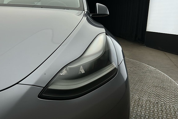 Tesla Model Y 10 of 26