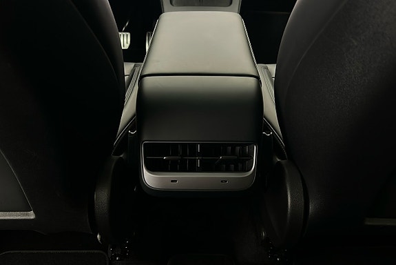 Tesla Model Y 23 of 26