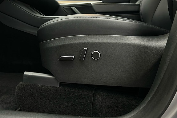 Tesla Model Y 16 of 26