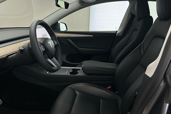 Tesla Model Y 9 of 26