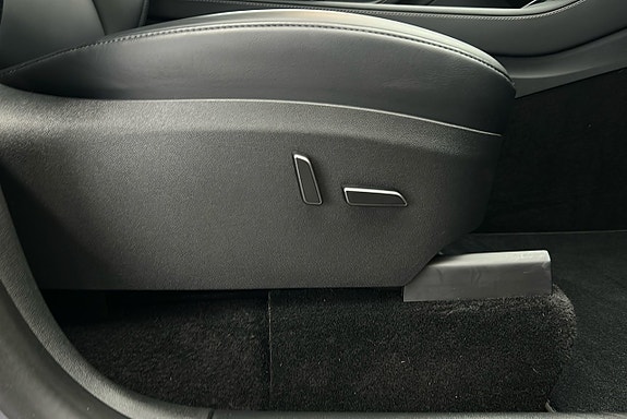 Tesla Model Y 17 of 26