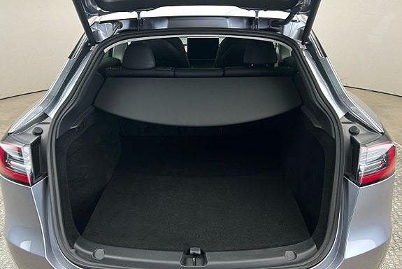 Tesla Model Y 13 of 26