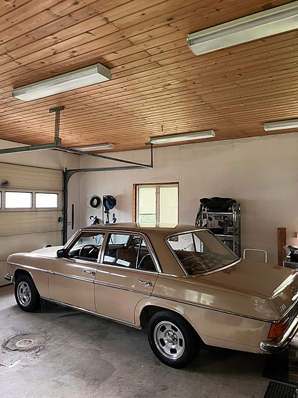 Mercedes-Benz 200 2 of 2