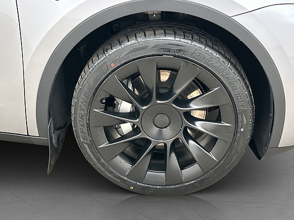 Tesla Model Y 12 of 30