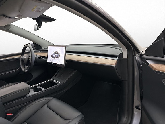 Tesla Model Y 14 of 30