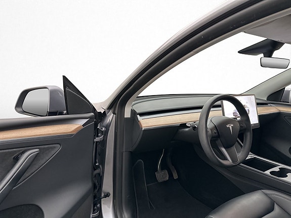 Tesla Model Y 20 of 30