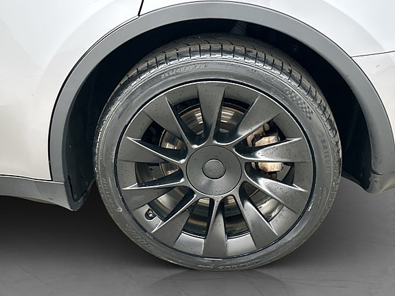 Tesla Model Y 10 of 30