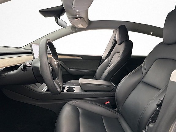 Tesla Model Y 21 of 30