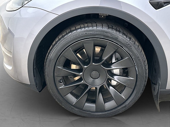 Tesla Model Y 9 of 30