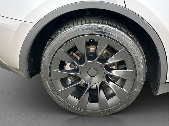 Tesla Model Y 11 of 30