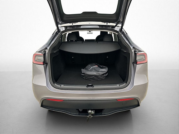 Tesla Model Y 16 of 30