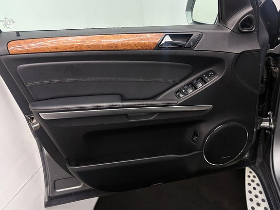Mercedes-Benz GL350 25 of 30