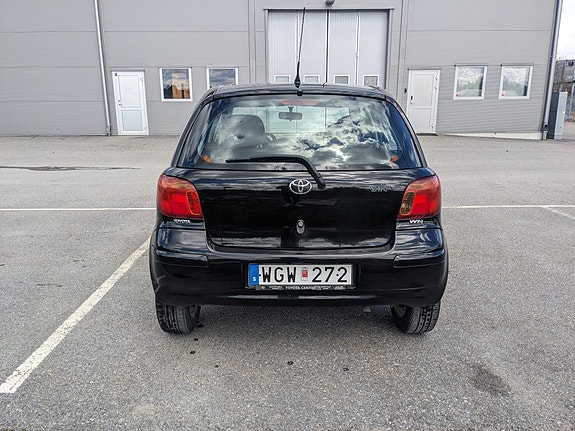Toyota Yaris 4 of 6