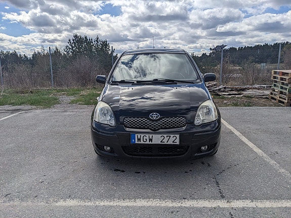 Toyota Yaris 2 of 6
