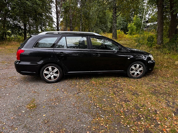 Toyota Avensis 3 of 4