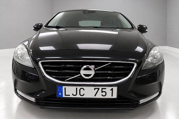 Volvo V40 2 of 11
