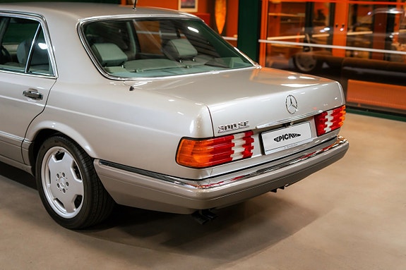 Mercedes-Benz 300 SE 4 of 22