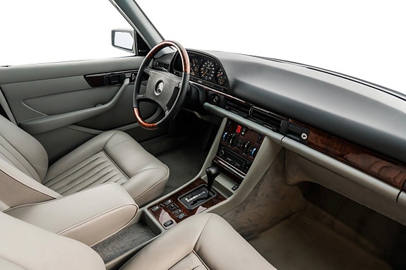 Mercedes-Benz 300 SE 17 of 22