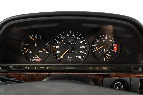 Mercedes-Benz 300 SE 13 of 22