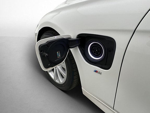 BMW 330e 28 of 30