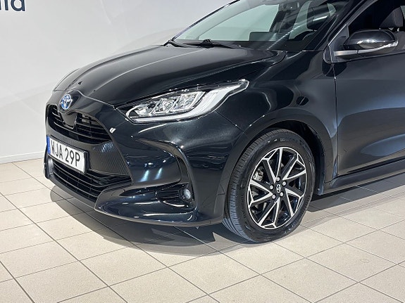 Toyota Yaris 2 of 16