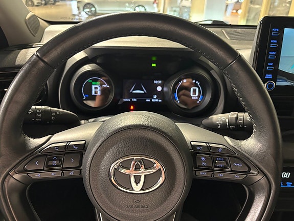 Toyota Yaris 8 of 16