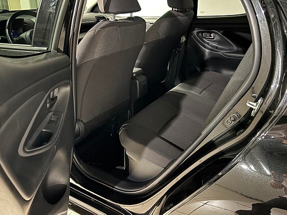 Toyota Yaris 12 of 16