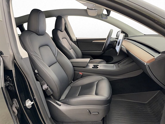 Tesla Model Y 29 of 30