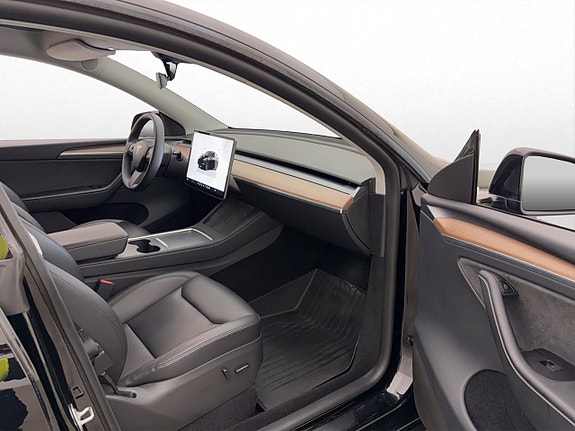 Tesla Model Y 28 of 30