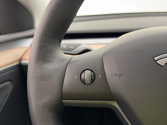 Tesla Model Y 17 of 30