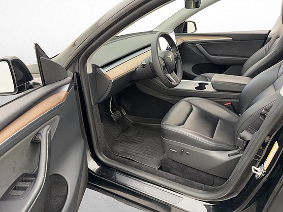 Tesla Model Y 12 of 30