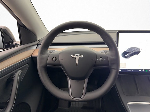 Tesla Model Y 16 of 30