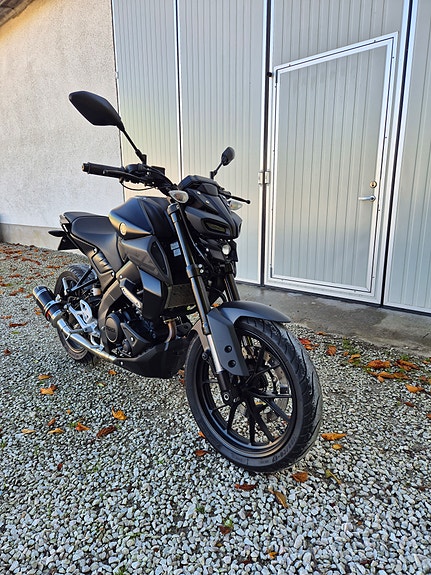 Yamaha MT125 2 of 4