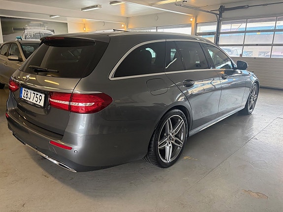 Mercedes-Benz E220 3 of 12