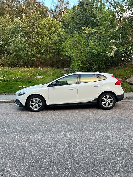 Volvo V40 Cross Country 2 of 6