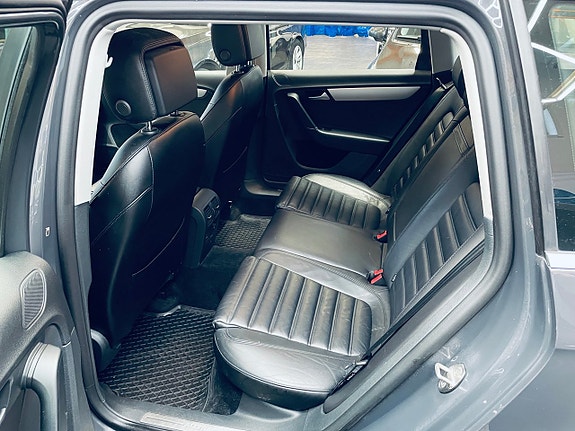Volkswagen Passat Alltrack 17 of 23
