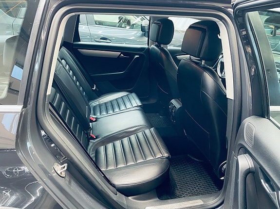 Volkswagen Passat Alltrack 19 of 23