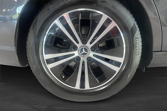 Mercedes-Benz E220 5 of 16